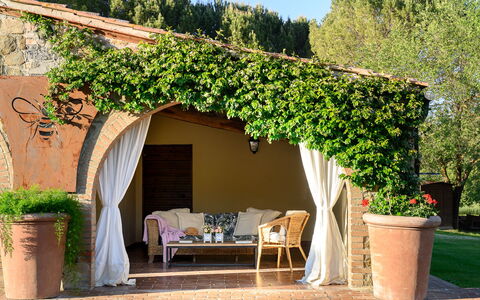 Tuscan Hamlet Relais Piettorri: Have, Skygge, Blomsterkrukke, Udendørs Struktur, Hacienda, Gårdsplads, Udendørs Møbler, Stueplante, Pergola, Backyard