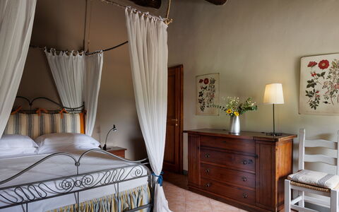 Tuscan Hamlet Relais Piettorri: Møbel, Indretning, Soveværelse, Seng, Træ, Gulvbelægning, Sengetøj, Etage, Værelse, Bord