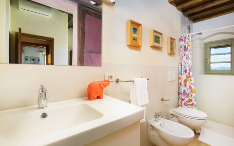 Villa Monte, Bolgheri: Sanitærarmatur, Væg, Badeværelse, Indretning, Badeværelsesvask, Gulvbelægning, Etage, Håndvask, Tap, Loft
