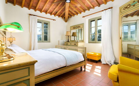 Villa Monte, Bolgheri: Seng, Indretning, Soveværelse, Væg, Møbel, Loft, Etage, Sengetøj, Hjem, Gulvbelægning