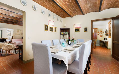 Villa Monte, Bolgheri: Møbel, Indretning, Væg, Gulvbelægning, Bord, Stol, Loft, Træ, Spisestue, Køkken & Spisebord