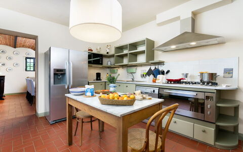 Villa Monte, Bolgheri: Møbel, Køkken, Indretning, Køkken Apparat, Countertop, Gulvbelægning, Loft, Cabinetry, Husholdningsapparat, Værelse
