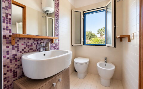 Villa le Palme, Marina di Ragusa: Toiletbræt, Badeværelse, Sanitærarmatur, Toilet, Gulvbelægning, Etage, Indretning, Vvs, Håndvask, Badeværelsesvask