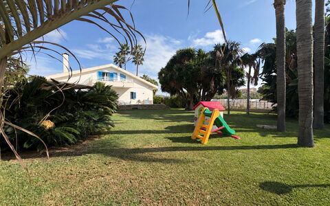 Villa le Palme, Marina di Ragusa: Skygge, Lawn, Have, Estate, Landscaping, Udvej, Hacienda, Gård