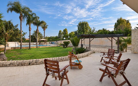 Villa le Palme, Marina di Ragusa: Træ, Udvej, Skygge, Udendørs Møbler, Landscaping, Svømmepøl, Eco Hotel, Hacienda, Paraply