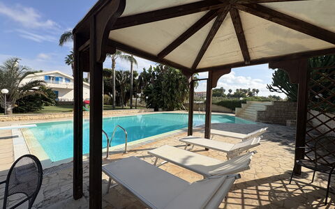 Villa le Palme, Marina di Ragusa: Svømmepøl, Udvej, Skygge, Gazebo, Kompositmateriale, Udendørs Struktur, Eco Hotel, Fritid, Pavilion, Udendørs Møbler