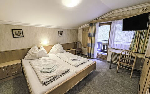 Saalbach-Hinterglemm 626: Hjem, Soveværelse, Seng, Bed Frame, Hotel, Sengetøj, Bjerglandsby