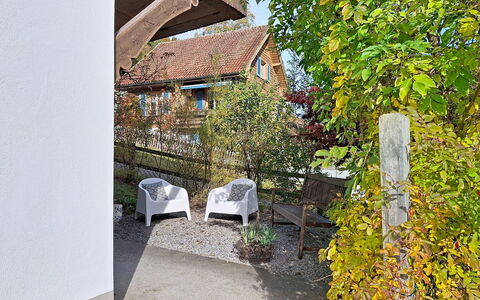 Chalet Schwizerhüsli: Blå, Træ, Møbel, Hjem, Udendørs Møbler, Stol, Skygge, Altan, Bejdse, Eco Hotel