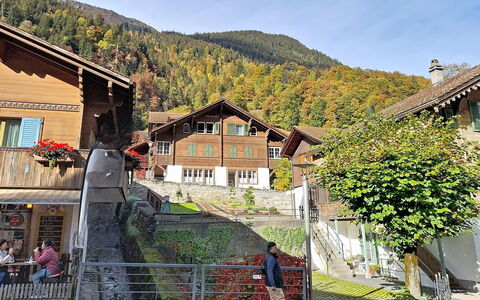 Chalet Schwizerhüsli: Blå, Træ, Møbel, Hjem, Udendørs Møbler, Stol, Skygge, Altan, Bejdse, Eco Hotel