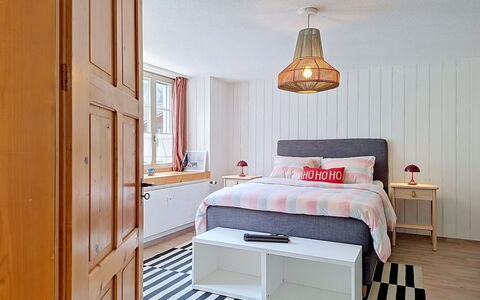 Chalet Schwizerhüsli: Blå, Træ, Møbel, Hjem, Udendørs Møbler, Stol, Skygge, Altan, Bejdse, Eco Hotel