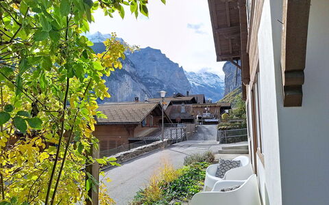 Chalet Schwizerhüsli: Blå, Træ, Møbel, Hjem, Udendørs Møbler, Stol, Skygge, Altan, Bejdse, Eco Hotel