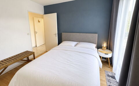 Domaine du Yearling: Blå, Træ, Møbel, Hjem, Udendørs Møbler, Stol, Skygge, Altan, Bejdse, Eco Hotel