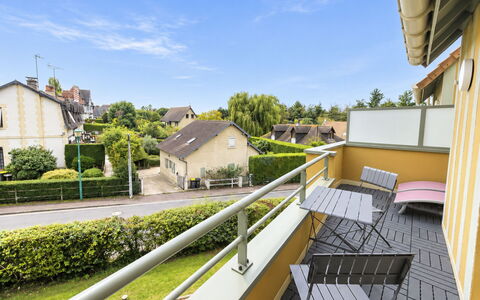 Domaine du Yearling: Blå, Træ, Møbel, Hjem, Udendørs Møbler, Stol, Skygge, Altan, Bejdse, Eco Hotel