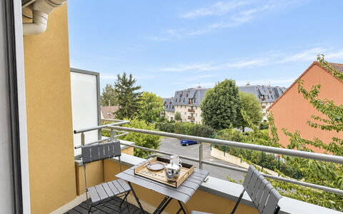 Domaine du Yearling: Blå, Træ, Møbel, Hjem, Udendørs Møbler, Stol, Skygge, Altan, Bejdse, Eco Hotel