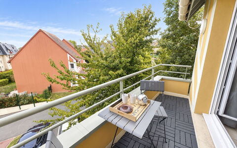 Domaine du Yearling: Blå, Træ, Møbel, Hjem, Udendørs Møbler, Stol, Skygge, Altan, Bejdse, Eco Hotel