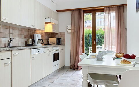 Résidence la Vigne: Møbel, Countertop, Køkken, Indretning, Køkken Apparat, Cabinetry, Gulvbelægning, Større Bandage, Stol, Etage