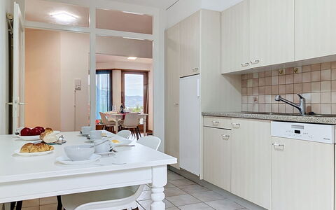 Résidence la Vigne: Indretning, Gulvbelægning, Køkken, Træ, Køkken Apparat, Etage, Møbel, Loft, Countertop, Cabinetry