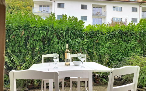 Résidence la Vigne: Møbel, Bord, Stol, Udendørs Møbler, Udendørs Bord, Køkken & Spisebord, Skygge, Restaurant, Eco Hotel, Gård