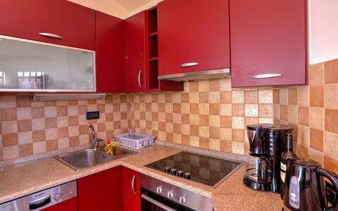 Lovran 135: Køkken Apparat, Køkken, Countertop, Større Bandage, Komfur, Cabinetry, Komfur, Træ, Indretning, Gulvbelægning