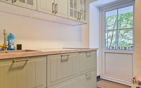 Haus Enzian: Gulvbelægning, Indretning, Cabinetry, Træ, Etage, Køkken, Countertop, Skab, Møbel, Skuffe