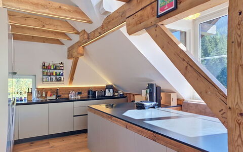 Haus Enzian: Køkken, Indretning, Gulvbelægning, Træ, Loft, Countertop, Møbel, Etage, Belysning, Cabinetry