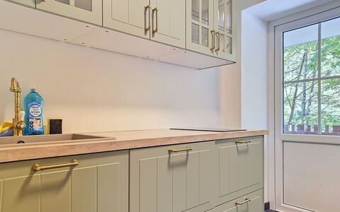 Haus Enzian: Gulvbelægning, Træ, Indretning, Cabinetry, Etage, Skab, Bejdse, Køkken, Loft, Countertop
