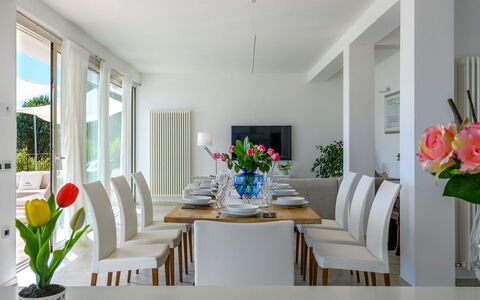 Dimora Montefalcone 8, Emma Villas: Møbel, Indretning, Spisestue, Bord, Stol, Træ, Gulvbelægning, Køkken & Spisebord, Værelse, Etage