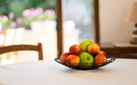 Vila Ivana: Bordservice, Frugt, Serveware, Bord, Mad, Tallerkner, Dug, Naturlige Fødevarer, Fremstille, Plade