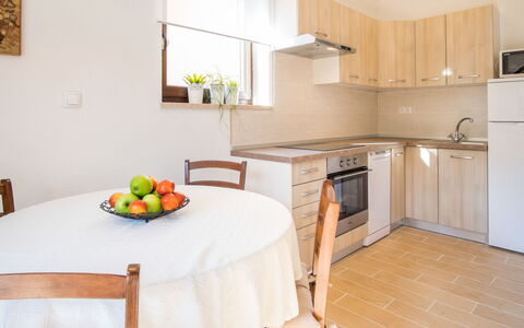 Vila Ivana: Møbel, Indretning, Gulvbelægning, Træ, Etage, Køkken, Værelse, Countertop, Loft, Køkken & Spisebord