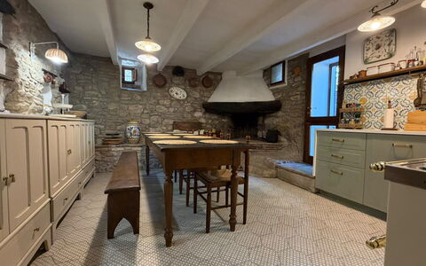 Villa la Camminata: Møbel, Gulvbelægning, Indretning, Køkken, Etage, Countertop, Loft, Belysning, Cabinetry, Værelse