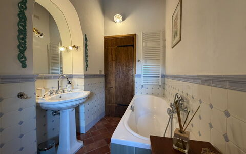 Villa la Camminata: Gulvbelægning, Væg, Indretning, Etage, Sanitærarmatur, Loft, Belysning, Badeværelse, Tap, Badeværelsesvask