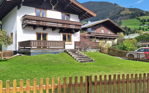 Murmel: Hus, Tag, Sommerhus, Hjem, Veranda, Bjergkæde, Hegn, Stuehus, Lawn, Gård
