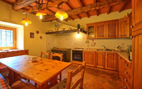 Poggio Conca: Værelse, Ejendom, Møbel, Bygning, Countertop, Køkken, Bjælke, Cabinetry, Hjem, Loft