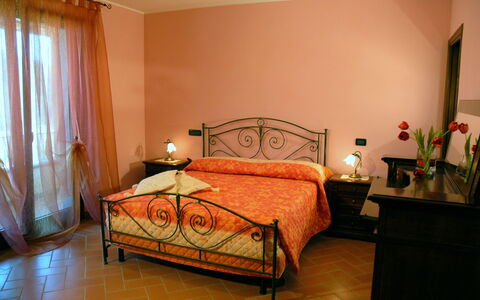 Villa Saida: Soveværelse, Seng, Møbel, Værelse, Sengetøj, Bed Frame, Ejendom, Sengetøj, Indretning, Etage