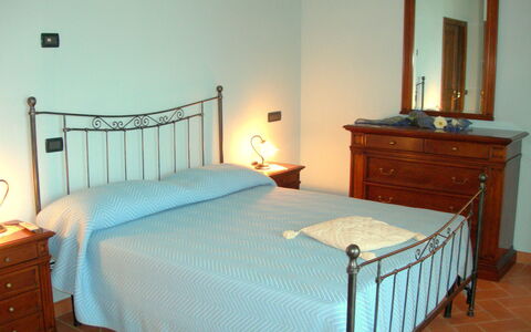 Villa Saida: Soveværelse, Seng, Møbel, Værelse, Sengetøj, Ejendom, Bed Frame, Etage, Madras, Sengetøj