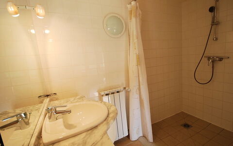 Ensemble de 3 Maisons Lavit: Badeværelse, Værelse, Ejendom, Væg, Sanitærarmatur, Etage, Bidet, Hus, Arkitektur, Indretning