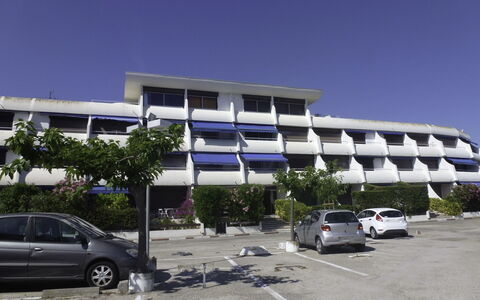 Port Camargue 110: Bil, Himmel, Hjul, Køretøj, Bygning, Plante, Skygge, Urban Design, Træ