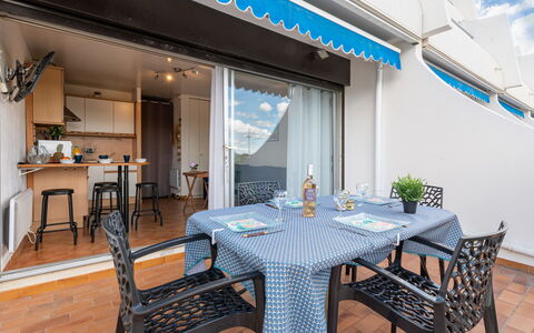 Port Camargue 110: Bord, Møbel, Ejendom, Stol, Indretning, Etage, Træ, Ejendom, Skygge, Fritid