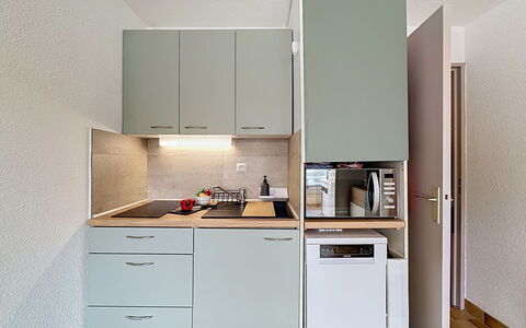 La Lagune: Køkken, Køkken Apparat, Større Bandage, Countertop, Cabinetry, Indretning, Træ, Møbel, Gulvbelægning, Køkkenvask