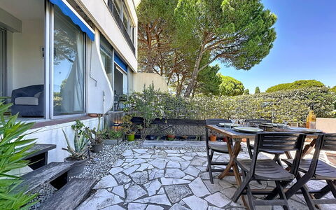 Port Camargue 210: Møbel, Udendørs Møbler, Skygge, Stol, Have, Landscaping, Udendørs Bord, Stueplante, Gård, Gårdhave