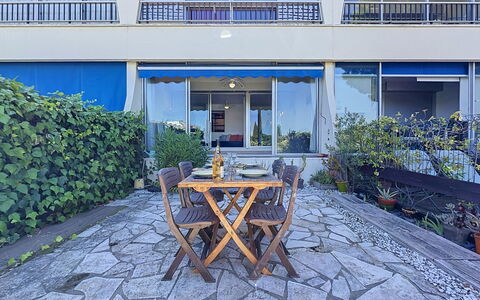 Port Camargue 210: Skygge, Stol, Stueplante, Udendørs Møbler, Blomsterkrukke, Eco Hotel, Udvej, Altan, Hotel