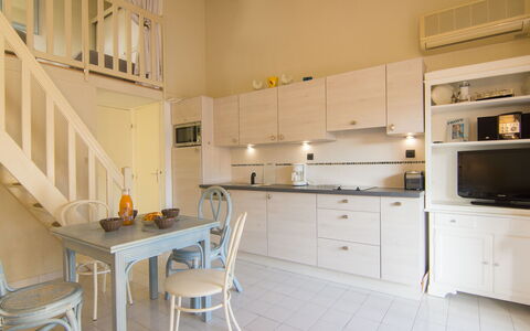 Cap D'Agde 710: Cabinetry, Møbel, Ejendom, Countertop, Gaskomfur, Komfur, Cooktop, Køkken Apparat, Køkken, Træ