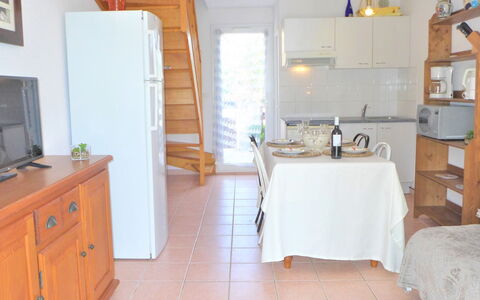 Les Jardins de la Clape: Cabinetry, Bord, Møbel, Ejendom, Bygning, Countertop, Skuffe, Husholdningsapparat, Træ, Køkken