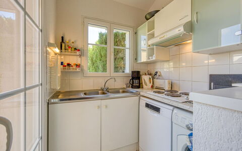 Narbonne-Plage 450: Køkkenvask, Cabinetry, Ejendom, Countertop, Håndvask, Bygning, Komfur, Tap, Køkken, Køkken Apparat