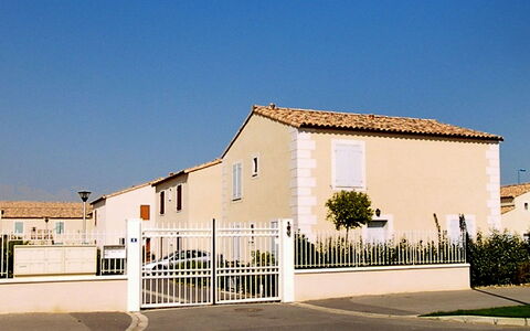 Narbonne-Plage 450: Himmel, Plante, Bygning, Vindue, Dør, Hus, Belysning, Land Lot, Hegn, Skygge