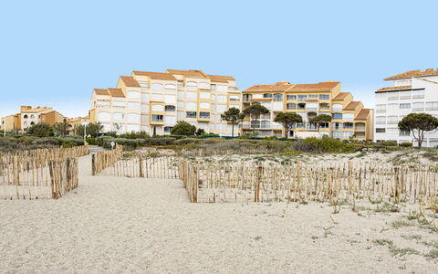 Mykonos: Himmel, Træ, Urban Design, Plante, Boligområde, Ejendom, Landskab, Tag, City, Fritid
