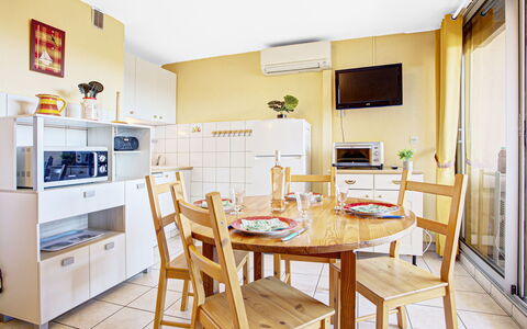 Canet-Plage 200: Møbel, Bord, Cabinetry, Træ, Stol, Countertop, Hylde, Gulvbelægning, Etage, Køkken
