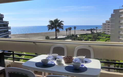 Canet-Plage 300: Himmel, Vand, Bord, Møbel, Daytime, Bygning, Ejendom, Plante, Stol, Lys