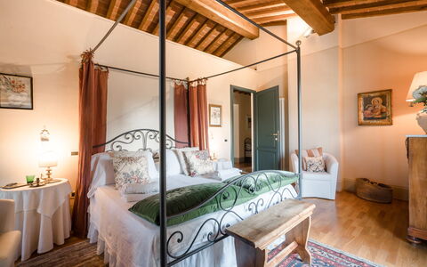 Villa Fontine: Soveværelse, Ejendom, Værelse, Møbel, Seng, Bygning, Indretning, Bed Frame, Loft, Ejendom