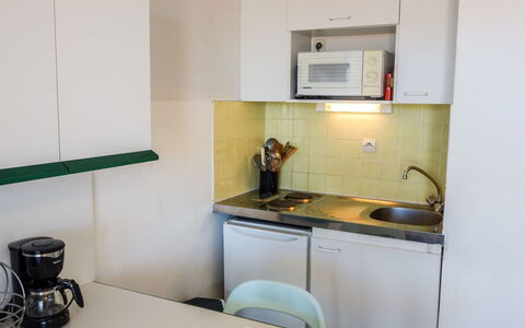 Thalacap: Værelse, Ejendom, Køkken, Møbel, Countertop, Hus, Cabinetry, Indretning, Bygning, Materielle Værdier